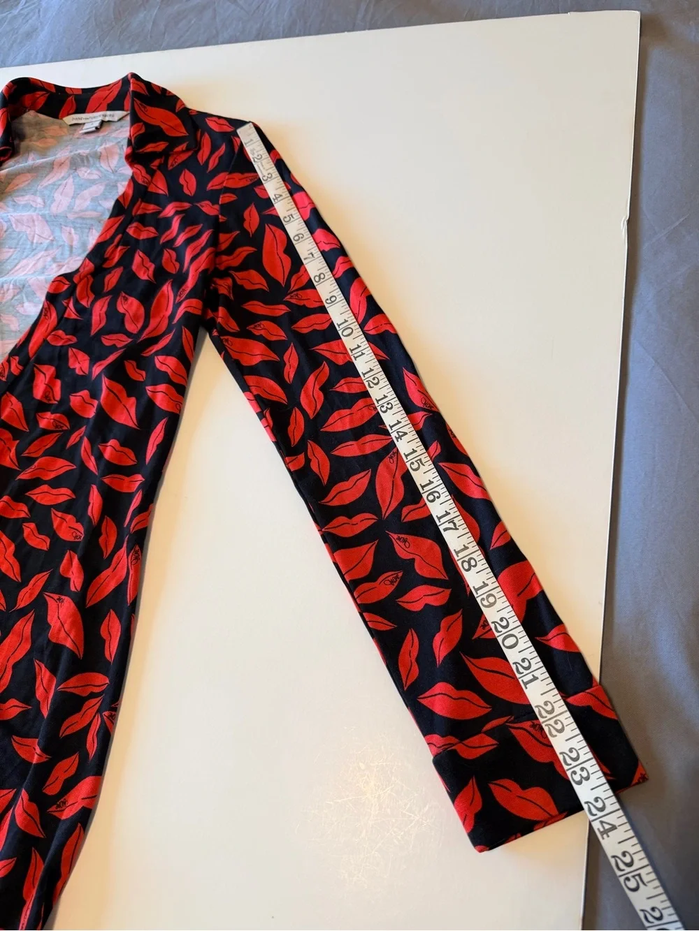 Diane von Furstenberg Lips Wrap Dress 100%Silk jersey, size 6 - Picture 9 of 14